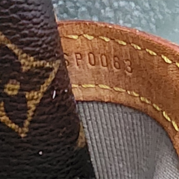 💜💜LOUIS VUITTON PURSE💜💜 - Picture 3 of 14